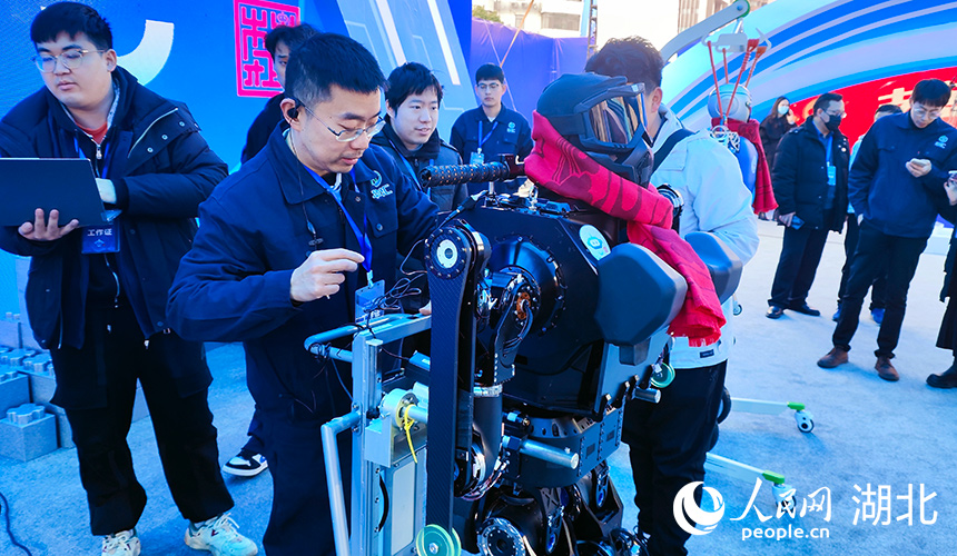 研發(fā)人員正在調(diào)試“楚寶”系列人形機(jī)器人。人民網(wǎng)記者 王郭驥攝