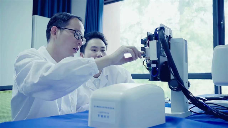 羅輯技術（武漢）有限公司團隊成員在工作中。