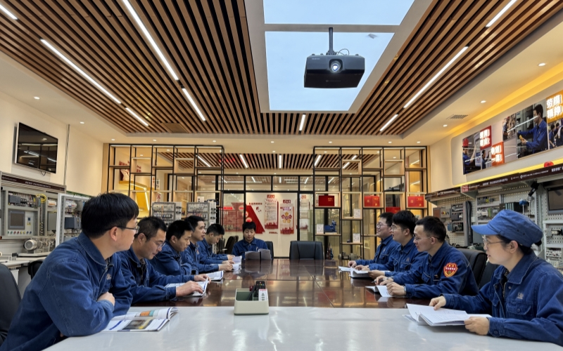 班組以勞模工作室為依托，成立了創(chuàng)新團隊，定期分享創(chuàng)新思路。 袁帥攝