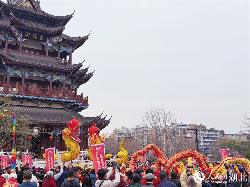 市民“里三層外三層”地觀看舞高龍。人民網(wǎng)記者 周恬攝