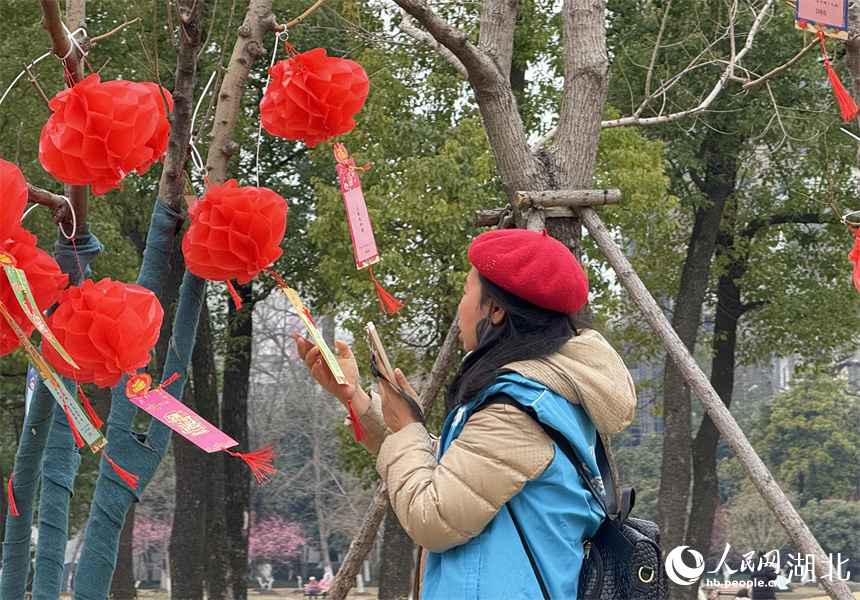 市民正在猜燈謎。人民網(wǎng)記者 周恬攝