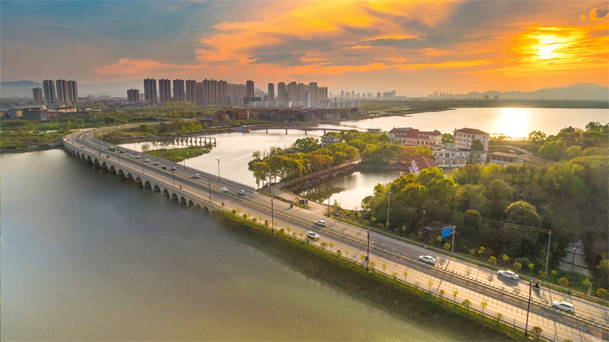 城鄉(xiāng)融合發(fā)展。