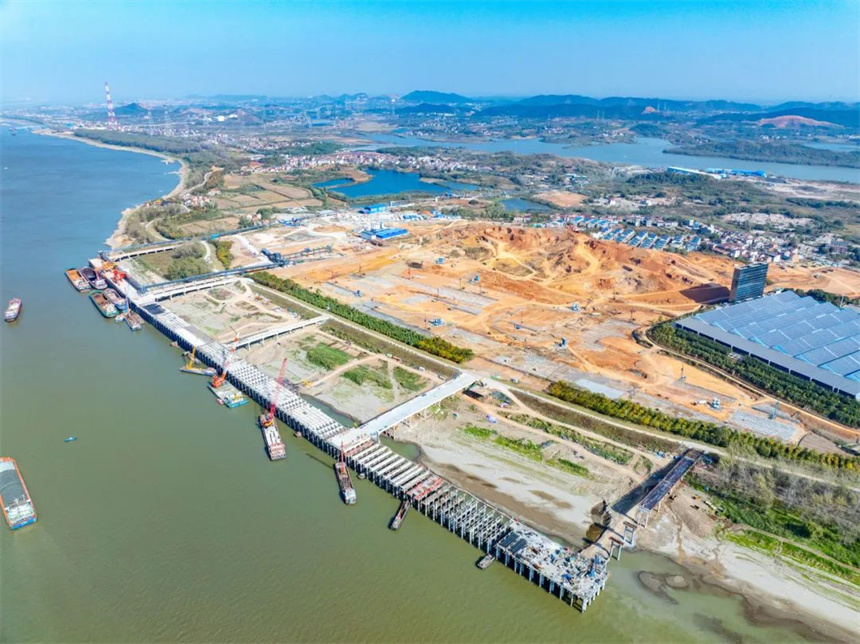 黃岡武穴港區(qū)多式聯(lián)運(yùn)工程項(xiàng)目綜合碼頭建設(shè)現(xiàn)場。