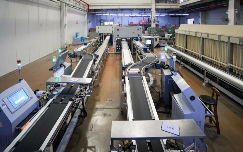 武漢市煙草專賣局（公司）物流中心異型煙自動(dòng)分揀場(chǎng)景。人民網(wǎng)記者 郭婷婷