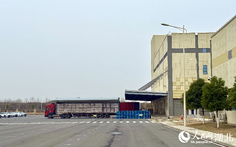 貨車滿載濾棒,準(zhǔn)備發(fā)車。人民網(wǎng)記者 周恬攝