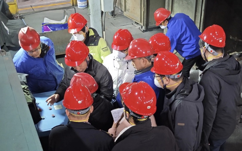 在武漢市雄馳機電設(shè)備有限公司生產(chǎn)車間內(nèi)，專家現(xiàn)場為企業(yè)員工、安全管理人員逐一講解中頻爐監(jiān)控設(shè)備的相關(guān)參數(shù)。