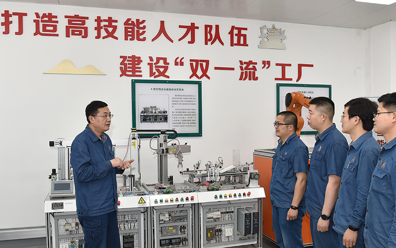 經(jīng)驗(yàn)豐富的技術(shù)骨干帶領(lǐng)青年員工快速成長。