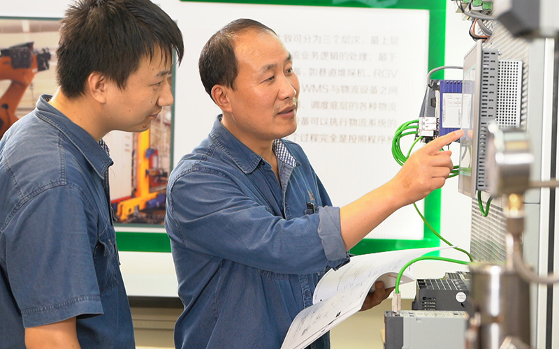 經(jīng)驗(yàn)豐富的技術(shù)骨干帶領(lǐng)青年員工快速成長。