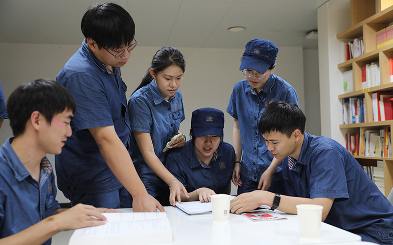 武漢卷煙廠打造了一支技術(shù)精湛、創(chuàng)新能力強(qiáng)的高技能人才隊(duì)伍。武漢卷煙廠供圖