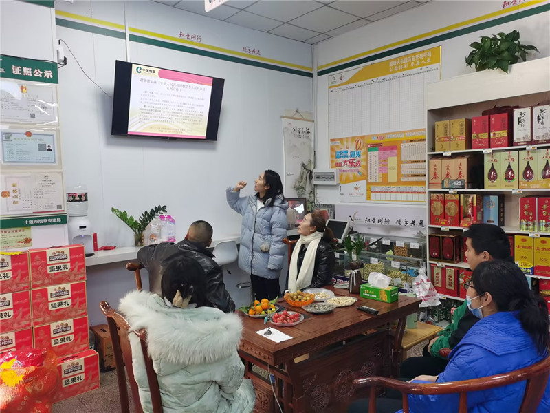 客戶經(jīng)理向零售客戶集中宣傳講解。江畔盼攝