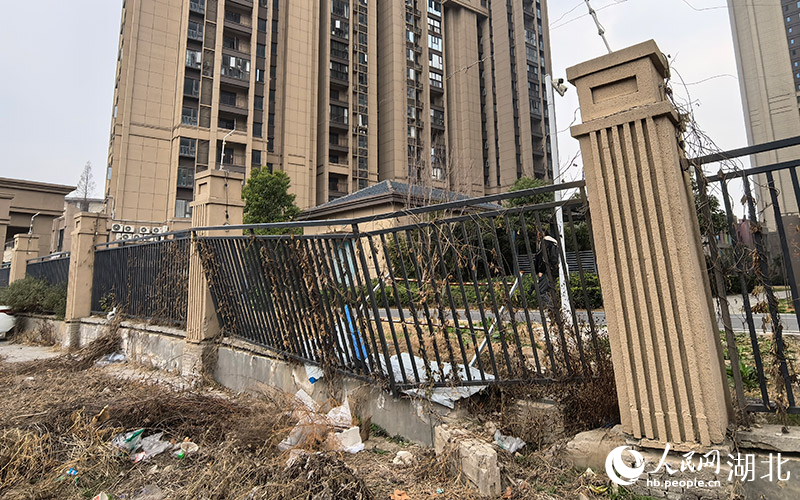 南苑小區(qū)圍墻明顯有沉降開裂，3根立柱傾斜。