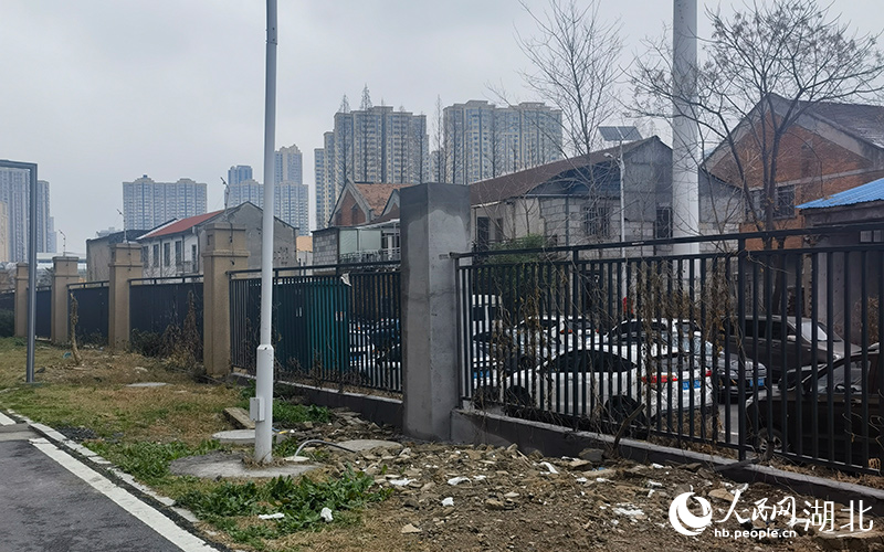 3月4日，破損的圍墻已經(jīng)進行了維修，重新修葺的立柱還未刷漆。