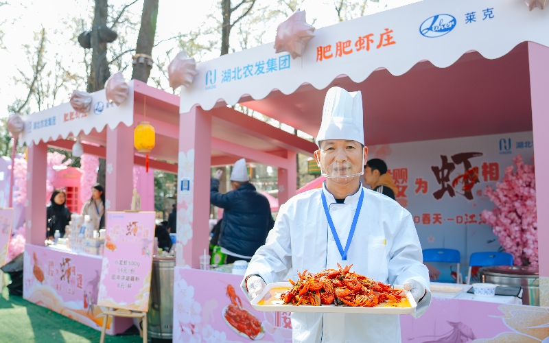 潛江小龍蝦、洪湖藕粉等湖北特色農(nóng)產(chǎn)品現(xiàn)場(chǎng)展示。
