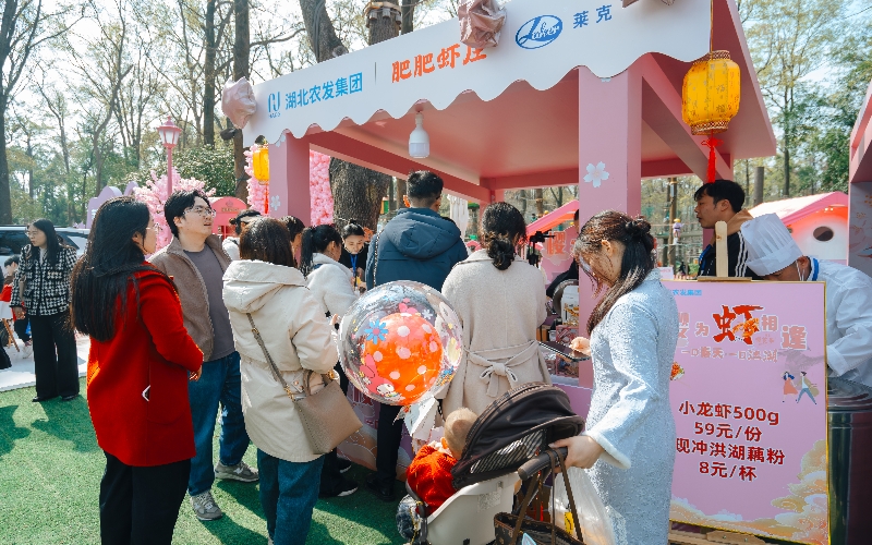 潛江小龍蝦、洪湖藕粉等湖北特色農(nóng)產(chǎn)品現(xiàn)場(chǎng)展示。