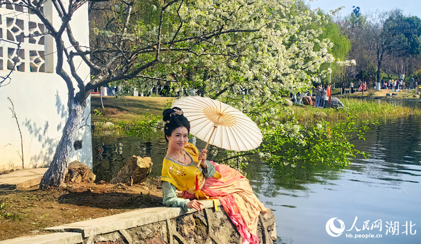 游人打卡。人民網(wǎng)記者 張穎攝