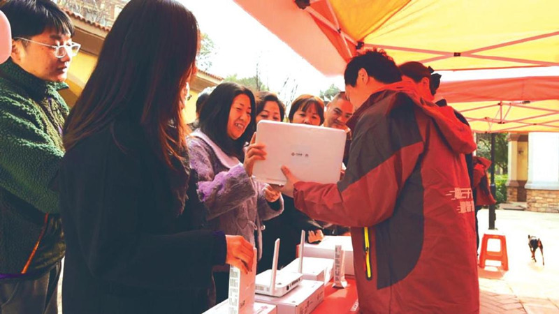 在武漢萬(wàn)科高爾夫城市花園小區(qū)，市民現(xiàn)場(chǎng)體驗(yàn)聯(lián)通萬(wàn)兆新應(yīng)用。