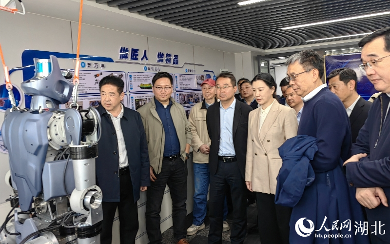 湖北省機(jī)器人控制與驅(qū)動(dòng)技術(shù)創(chuàng)新中心展示的人形機(jī)器人。人民網(wǎng)記者 郭婷婷攝