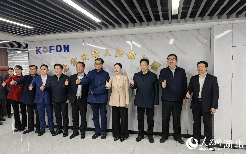 湖北省機(jī)器人控制與驅(qū)動(dòng)技術(shù)創(chuàng)新中心在武漢市黃岡（光谷）離岸科創(chuàng)中心掛牌。人民網(wǎng)記者 郭婷婷攝