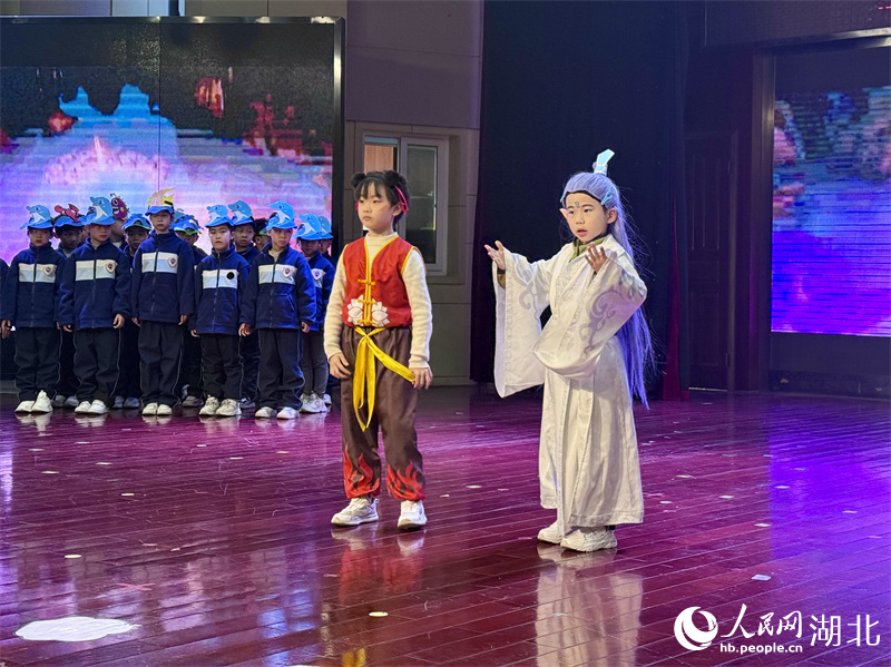 同學(xué)們表演情景劇。張沛攝