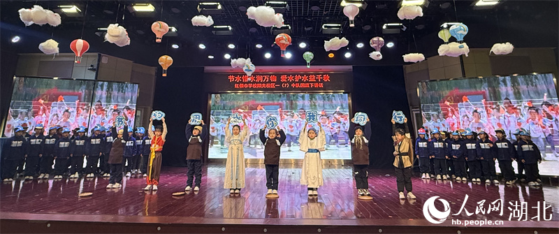 同學(xué)們呼吁大家保護(hù)水資源。張沛攝