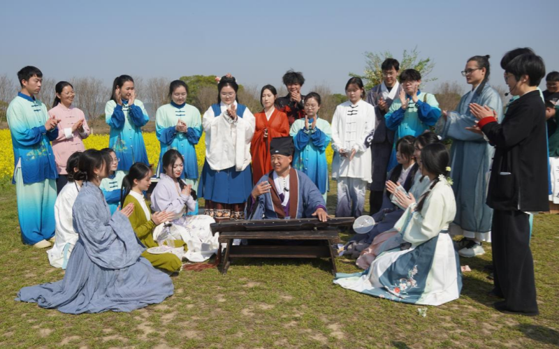 傳統(tǒng)體育保健課堂搬進(jìn)金色花田。