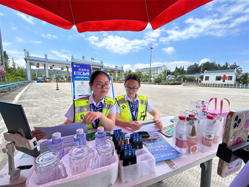 收費員正在崇陽收費站推廣ETC>