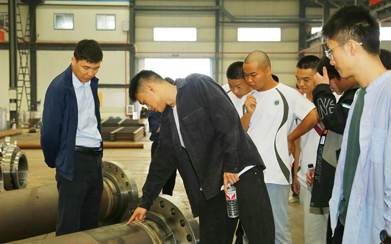 咸安產(chǎn)業(yè)園訂單班學(xué)生進(jìn)企業(yè)參觀學(xué)習(xí)