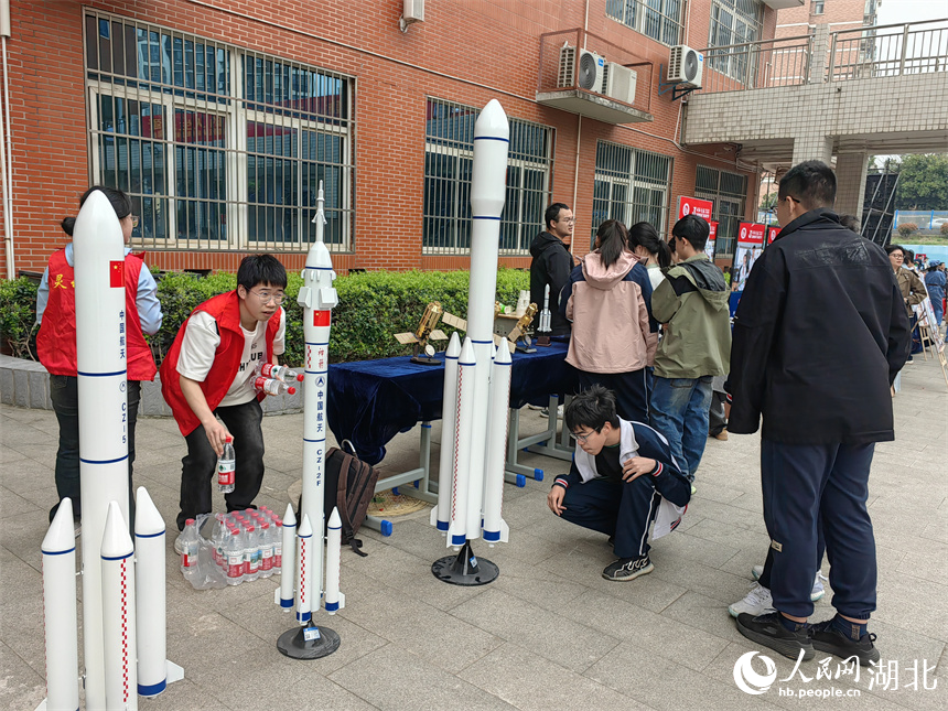 分會(huì)場(chǎng)上展示的小實(shí)驗(yàn)。人民網(wǎng)記者 郭婷婷攝