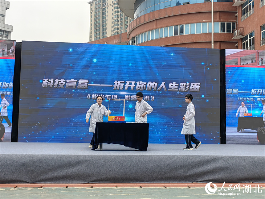 微爆藝術(shù)實(shí)驗(yàn)。人民網(wǎng)記者 郭婷婷攝