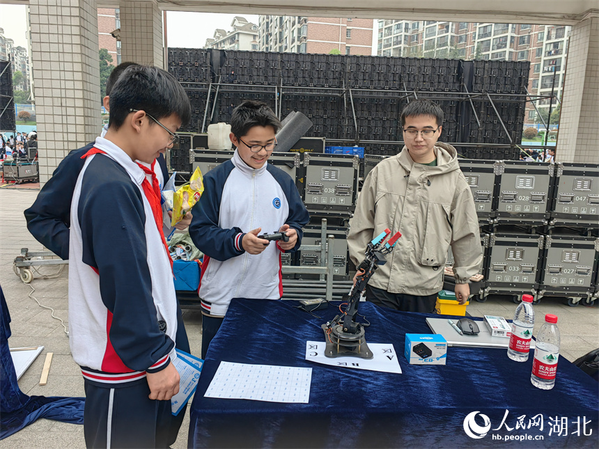 學(xué)生們操控機(jī)械臂抓取物品。人民網(wǎng)記者 郭婷婷攝