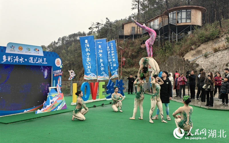 發(fā)布會現(xiàn)場的浠水雜技表演。人民網(wǎng)記者 郭婷婷攝