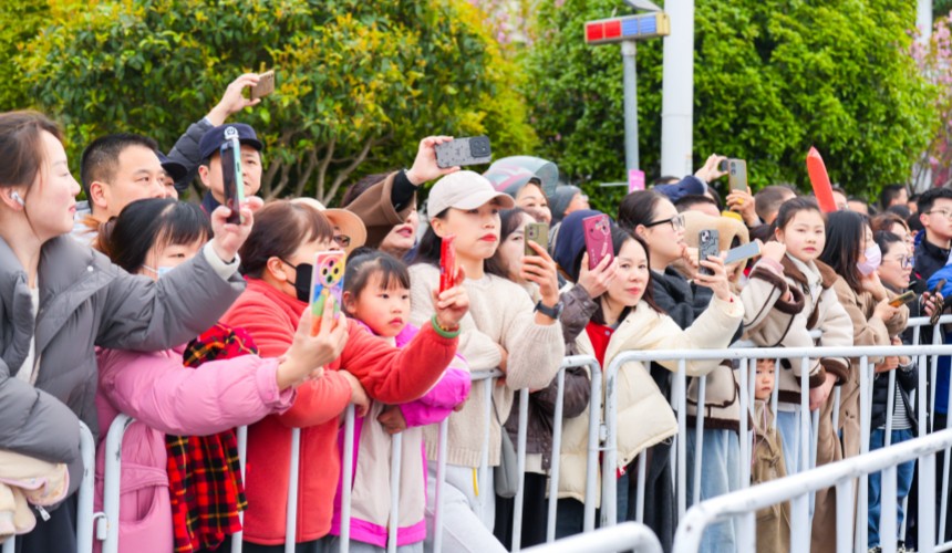 觀眾紛紛熱情加油。仙桃馬拉松組委會供圖