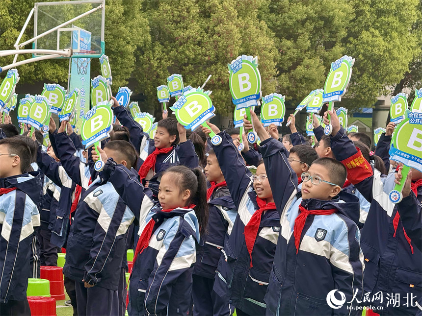 “快問快答”環(huán)節(jié)，小朋友們踴躍答題。人民網(wǎng)記者 張沛攝