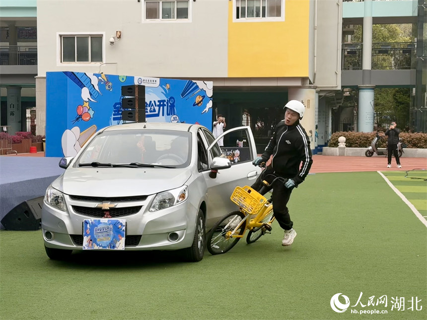 特技表演還原“開(kāi)門(mén)殺”發(fā)生瞬間。人民網(wǎng)記者 張沛攝