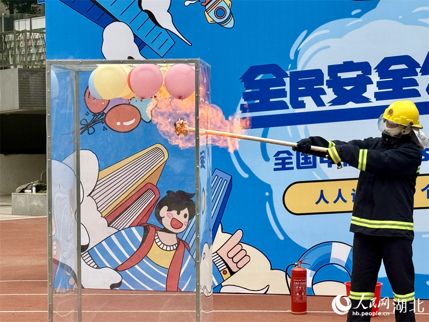 消防員演示氫氣球遇火易發(fā)生爆炸。人民網(wǎng)記者 張沛攝