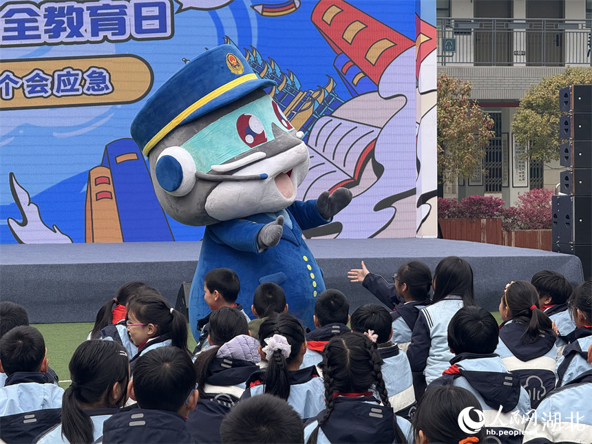 小朋友們與湖北應(yīng)急吉祥物“楚小應(yīng)”互動。人民網(wǎng)記者 張沛攝