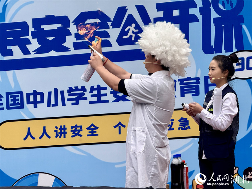 應(yīng)急科普講解員演示殺蟲劑碰到火源“一點就著”。人民網(wǎng)記者 張沛攝