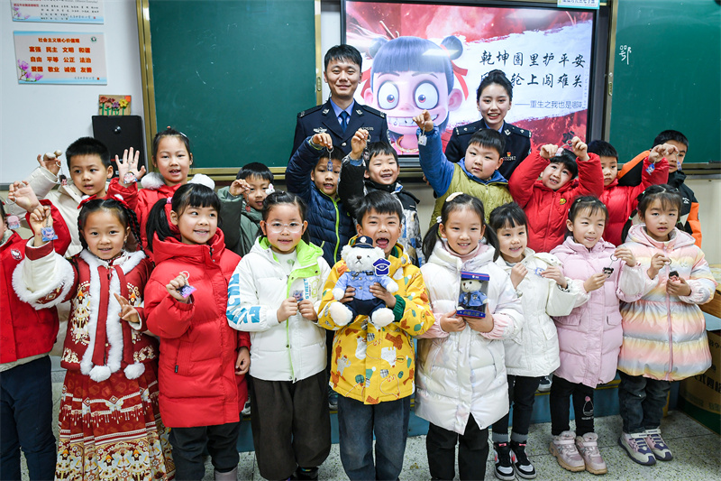 鄂靖和孩子們的合影。