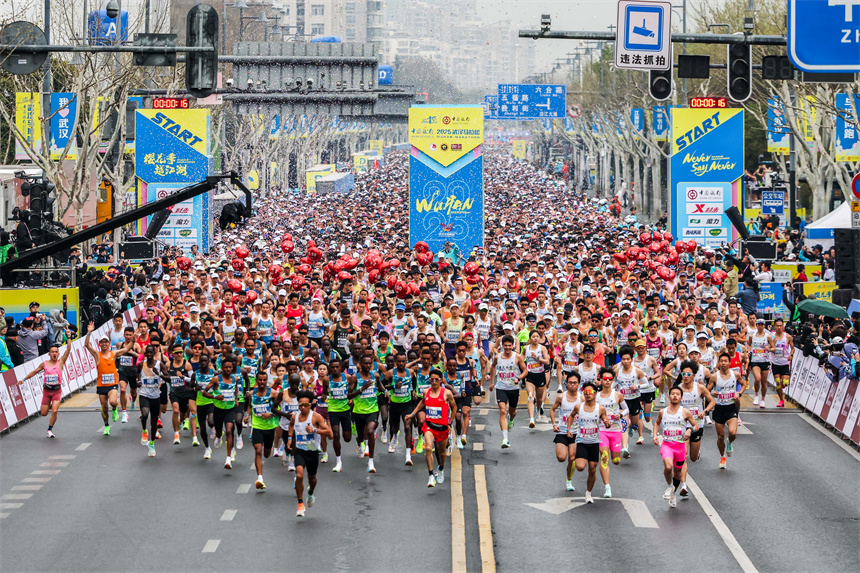 2025年3月23日7時(shí)30分，2025武漢馬拉松鳴槍開跑。
