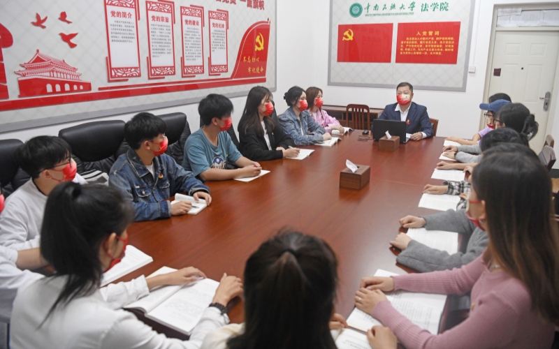 陳光斌教授與西部班學(xué)生交流。學(xué)校供圖