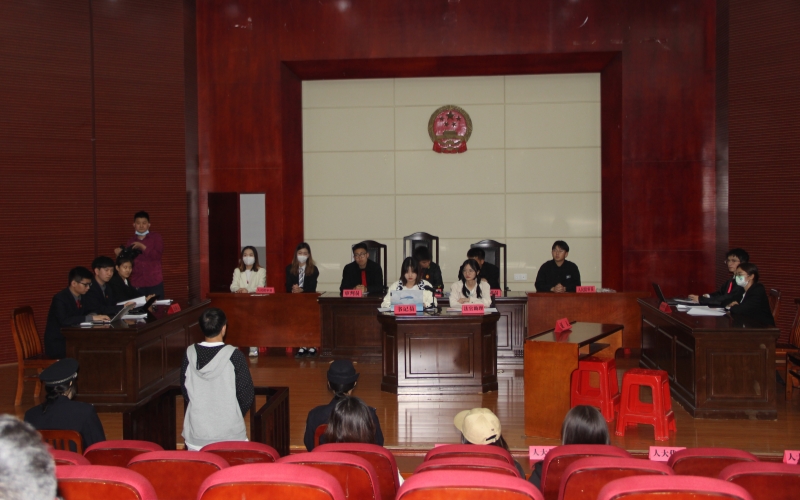 法治人才西部班開(kāi)展模擬法庭活動(dòng)。 學(xué)校供圖