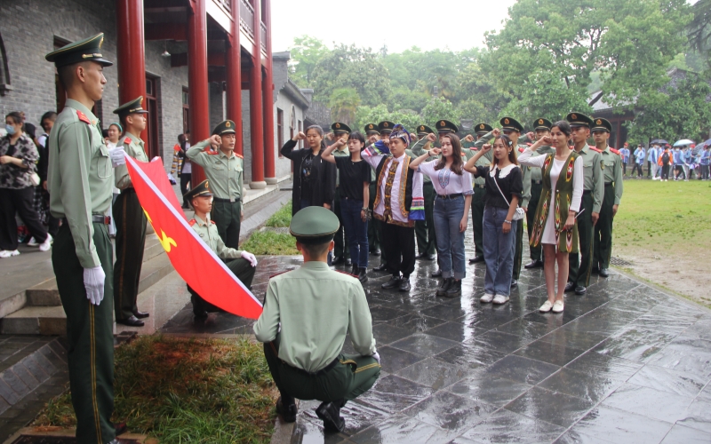 法治人才西部班成員在黨旗下宣誓。學(xué)校供圖