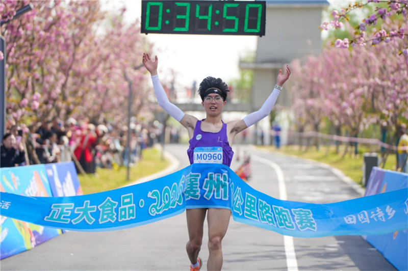 男子組冠軍沖過終點