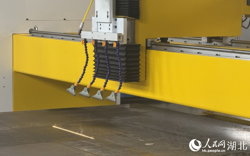 華工法利萊打造的激光清洗設(shè)備。人民網(wǎng)記者 張沛攝