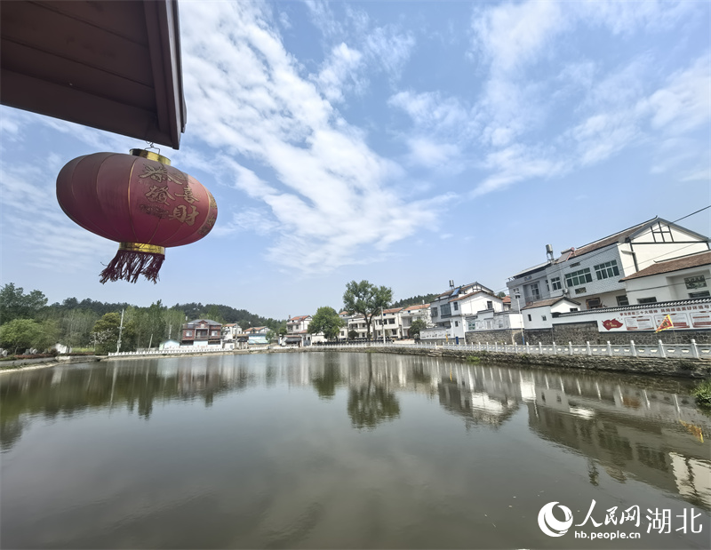 鳳凰鎮(zhèn)陳家田村風景秀麗。人民網(wǎng)記者 周雯攝