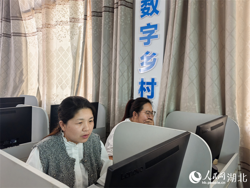 農(nóng)村寶媽正在做數(shù)據(jù)標注。人民網(wǎng)記者 周雯攝