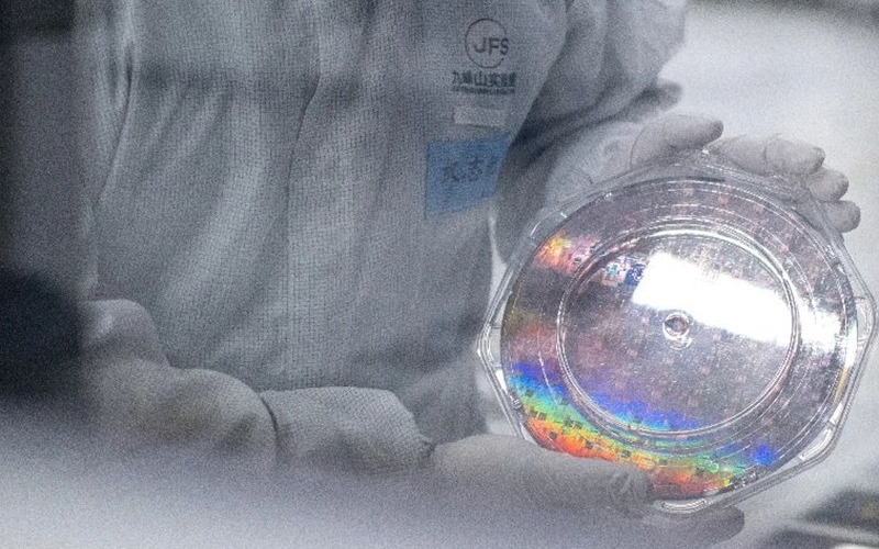 九峰山實(shí)驗(yàn)室8寸硅基片上光源芯片晶圓。九峰山實(shí)驗(yàn)室供圖