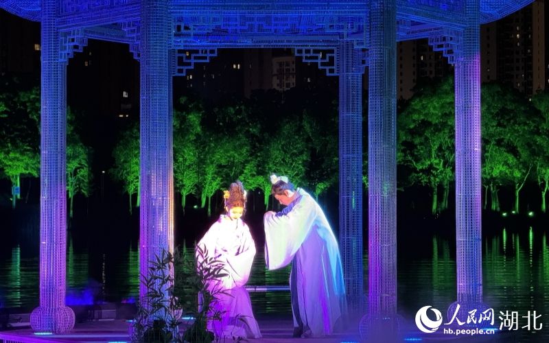 大型行浸式水上夜游演出《槐蔭船說》。人民網(wǎng)記者張雋 
