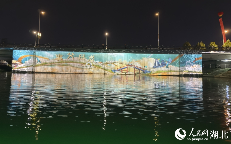 大型行浸式水上夜游演出《槐蔭船說》。人民網(wǎng)記者張雋攝