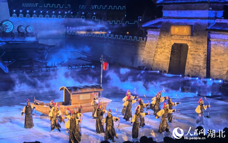 《赤壁·借東風(fēng)》在三國赤壁古戰(zhàn)場首演。人民網(wǎng)記者 周雯攝